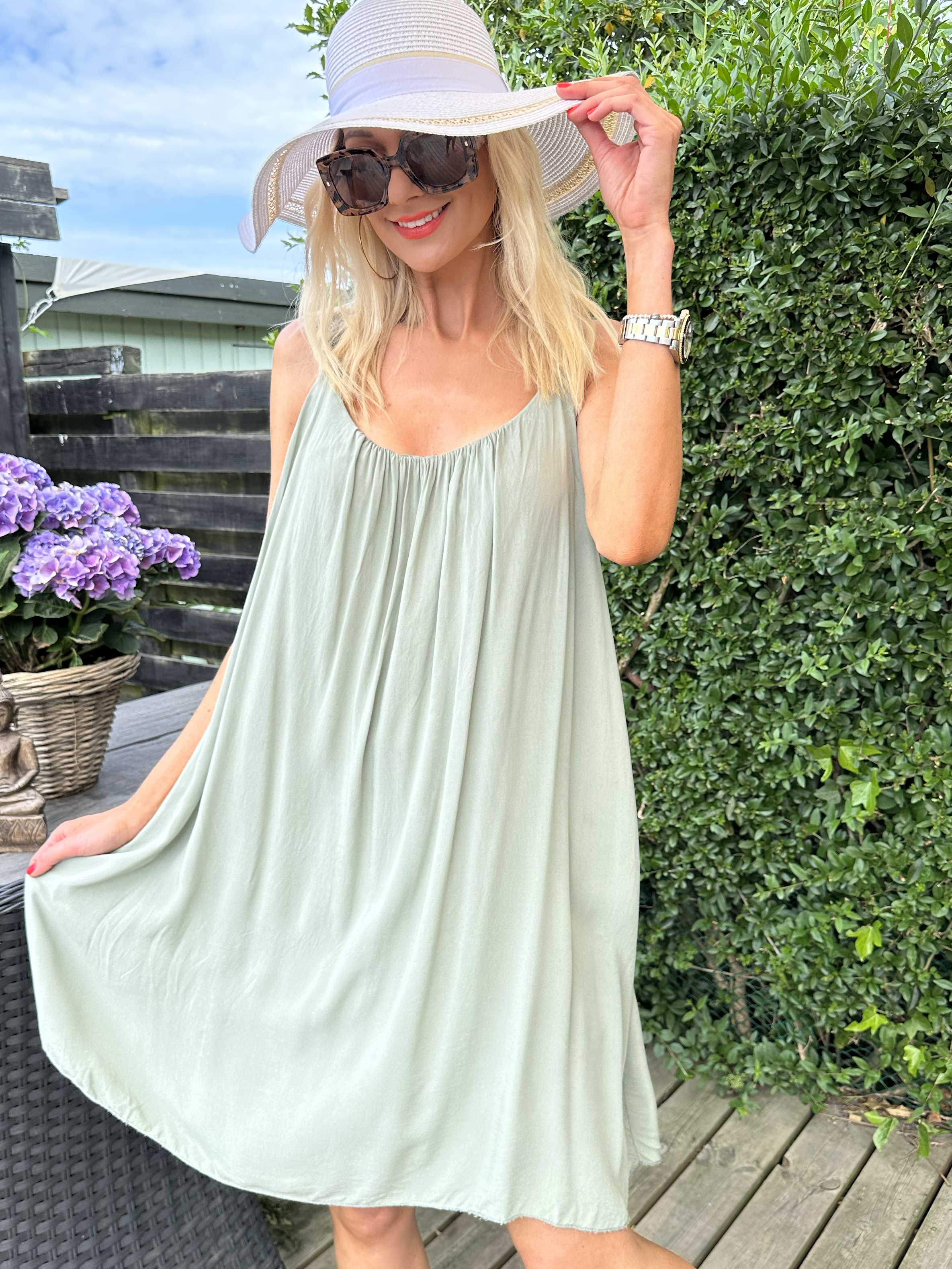 Ane - Söt sommarklänning med broderade axelband - Light green